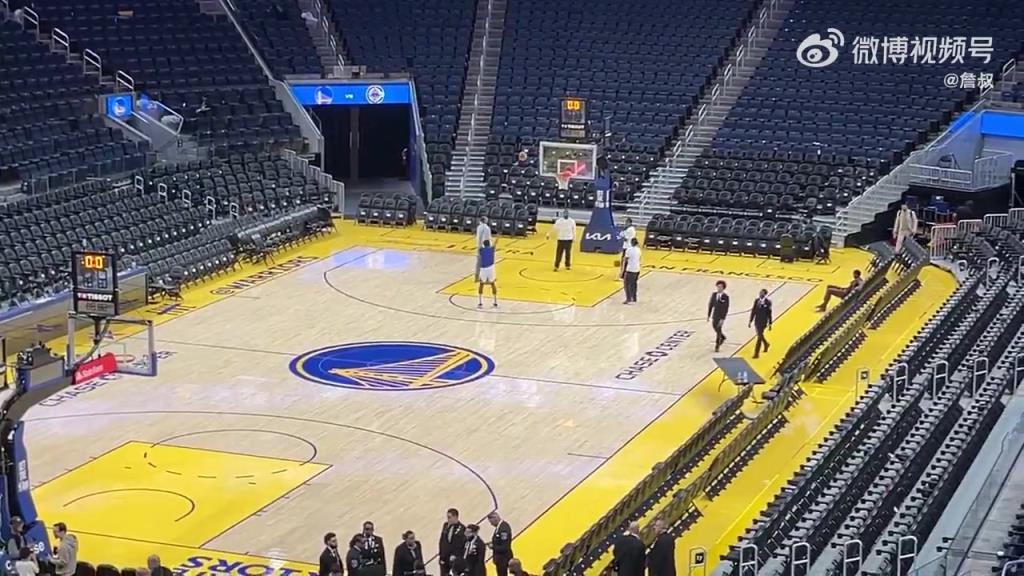 今天沒有得到出場(chǎng)機(jī)會(huì)！庫(kù)明加賽后還留在場(chǎng)地練習(xí)投籃