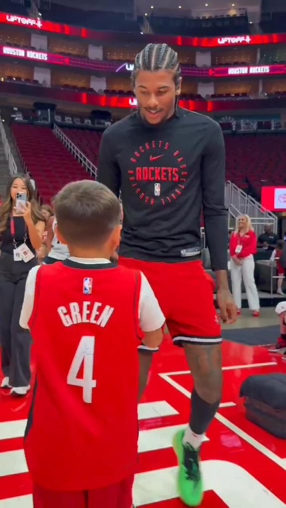 暖心偶像！小球迷賽前得到杰倫格林親簽球鞋球衣