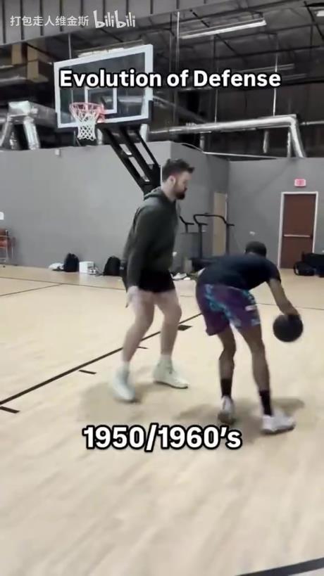 太真實(shí)了！外網(wǎng)網(wǎng)紅惡搞NBA不同時代的防守尺度變化！