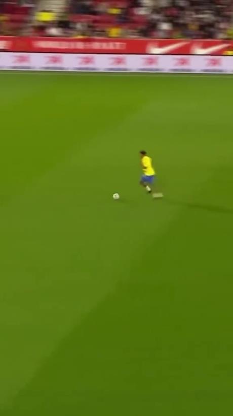 45歲還開掛！小羅再現(xiàn)牛尾巴過人，微笑單挑門將輕松打進(jìn)